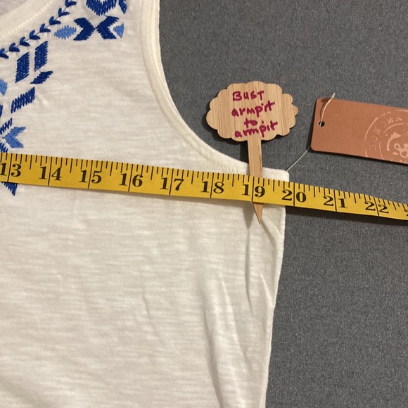 Sonoma Life+Style sleeveless cream tee size L with blue embroidery 60%cotton - Picture 5 of 8